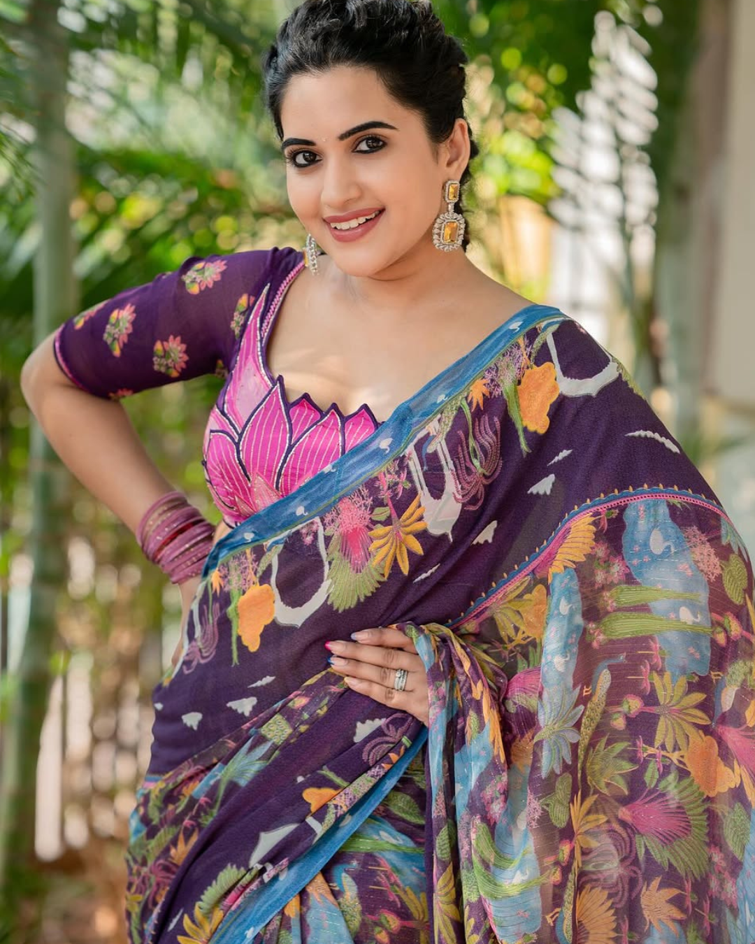 Sravanthi Chokarapu : కలర్ ఫుల్ శారీలో కేక పుట్టిస్తున్న స్రవంతి.. మతిపోగొడుతుంది..