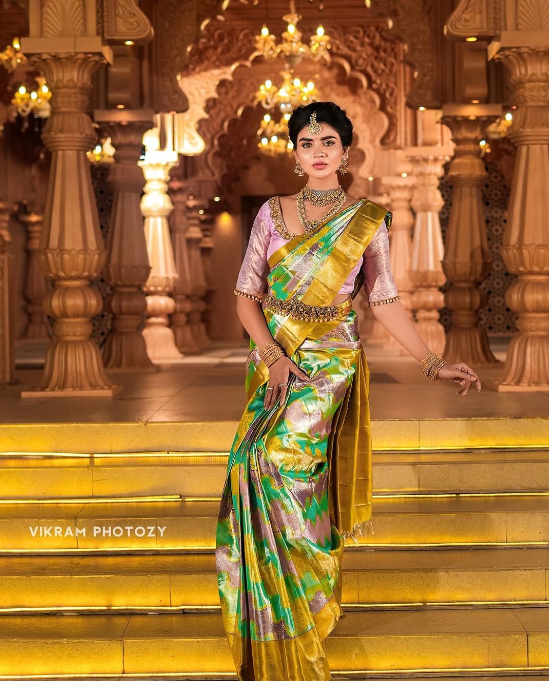 Jabardasth Varsha: పట్టుచీరలో సాంప్రదాయంగా కనిపించిన వర్ష.. బుట్ట బొమ్మను తలపిస్తూ..!