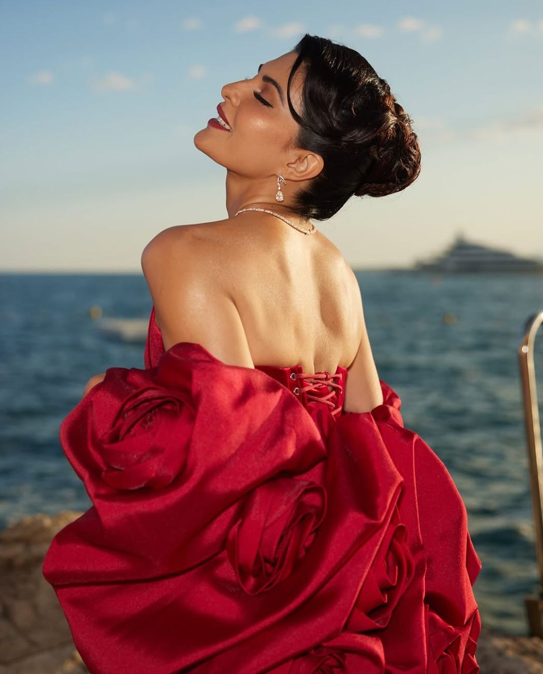 Jacqueline Fernandez: రెడ్ వెల్వెట్ గౌన్ లో బార్బీ బొమ్మలా మారిన జాక్వెలిన్..!