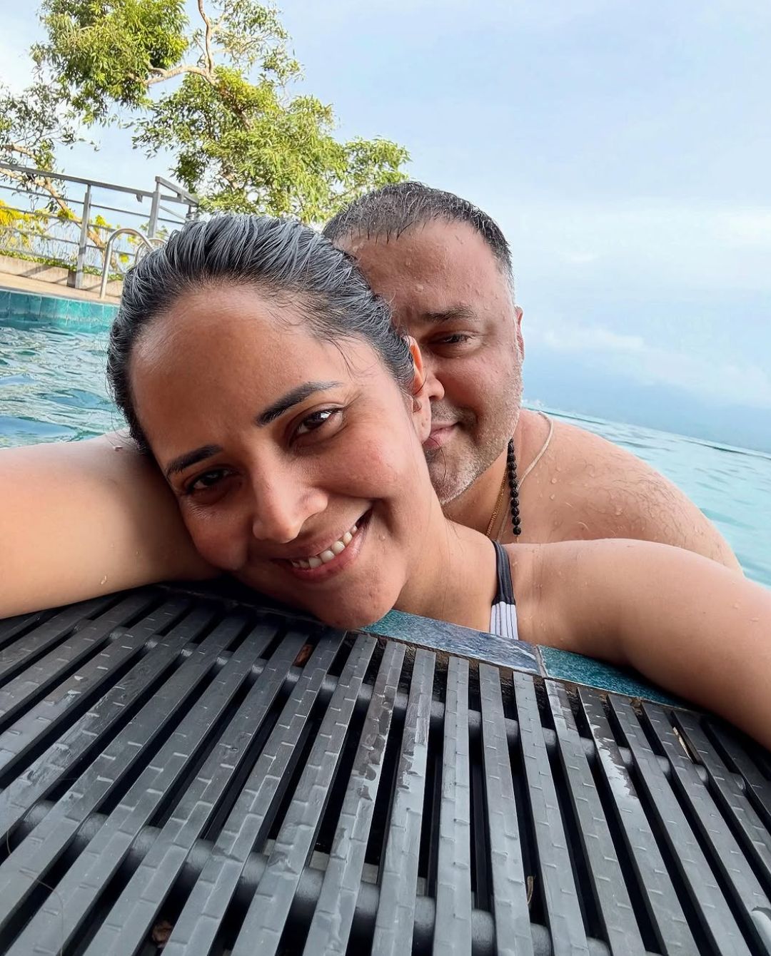 Anasuya Bharadwaj: స్విమ్మింగ్ పూల్ లో జలకాలాడుతున్న అనసూయ.. ఫొటోస్ వైరల్..!