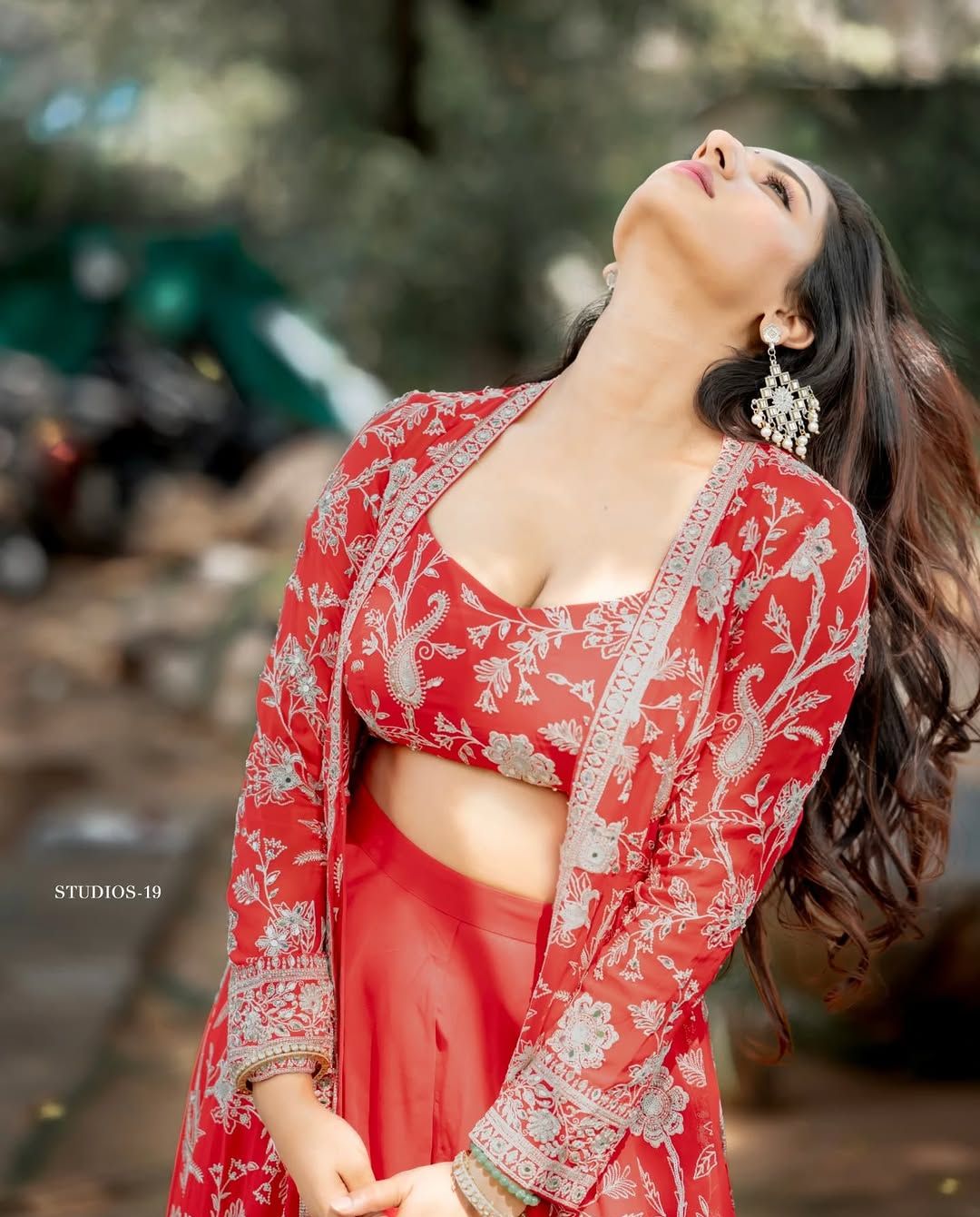 Vishnu Priya: రెడ్ అవుట్ ఫిట్ లో హీట్ పెంచేసిన విష్ణు ప్రియ.. ఫొటోస్ వైరల్..!