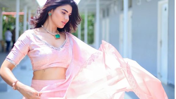 Jabardast Varsha: పాలపిట్టలా మరింత అందంగా మారిన జబర్దస్త్ వర్ష.. ఫొటోస్ వైరల్..!