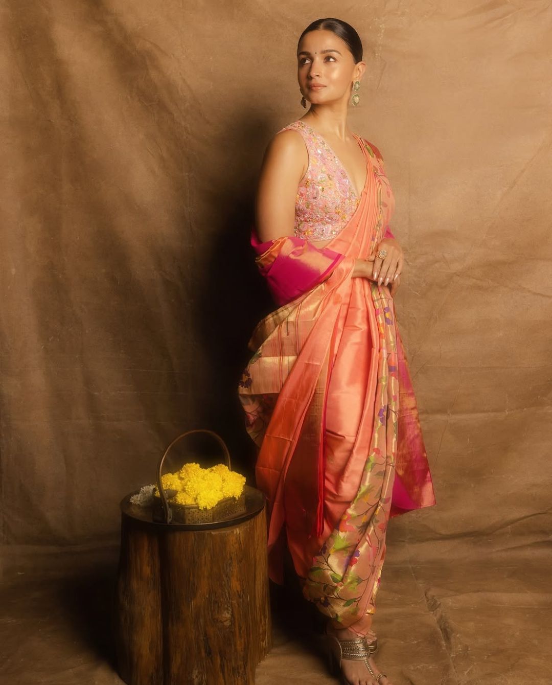 Alia Bhatt : చీరకట్టులో మెరిసిపోతున్న ఆలియా భట్.. ఫొటోస్ వైరల్..!