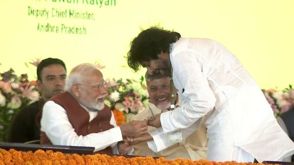 PM Modi – Pawan Kalyan : పవన్‌కు మోదీ ఏం ఇచ్చారంటే.. సభ మొత్తం నవ్వులే..