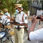 Police : ట్రాఫిక్ చలాన్లు ఎగ్గొడుతున్న పోలీసులు.. మీరు రూల్స్ పాటించరా సార్లు?