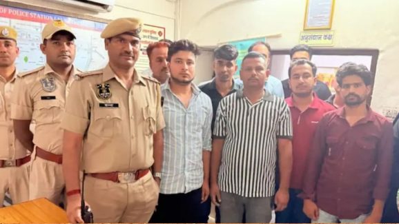 Viral News : ఖాకీలకు లంచం ఇచ్చి.. భార్య, గర్ల్‌ఫ్రెండ్‌తో ఎంజాయ్ చేసిన ఖైదీలు.. కట్ చేస్తే..