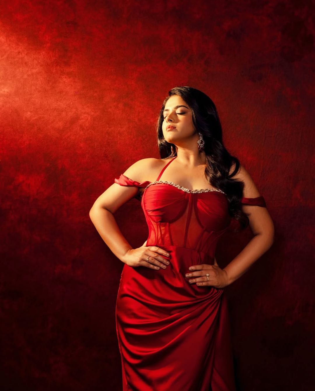 Siddhi Idnani: రెడ్ మిర్చీలా ఘాటు అందాలతో రెచ్చగొడుతున్న సిద్ధి ఇద్నానీ!