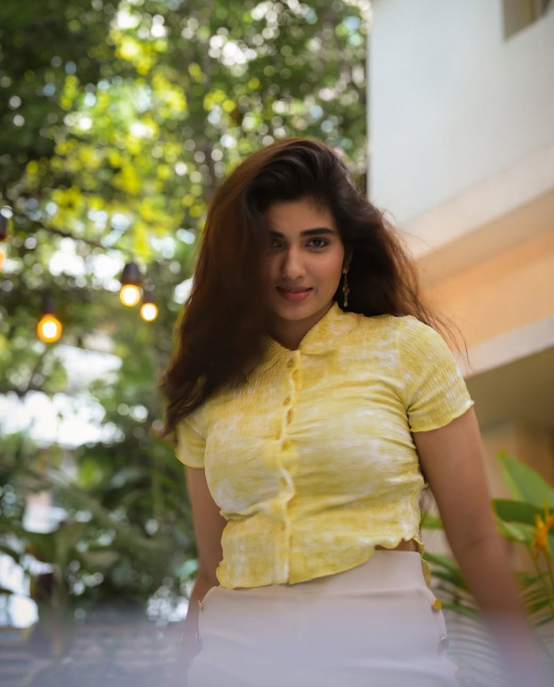 Pragya Nagra: షార్ట్ షర్ట్ లో కవ్విస్తున్న ప్రగ్య.. ఆ ఫోజులేంటి..?