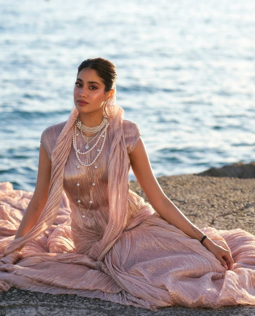 Janhvi Kapoor: మెడలో ముత్యాలహారంతో సముద్ర తీరాన సేద తీరుతున్న స్టార్ కిడ్..!