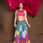 Anasuya Bharadwaj: అతుకుల డ్రెస్ లో అనసూయ.. అందం కూడా అసూయపడేలా..!
