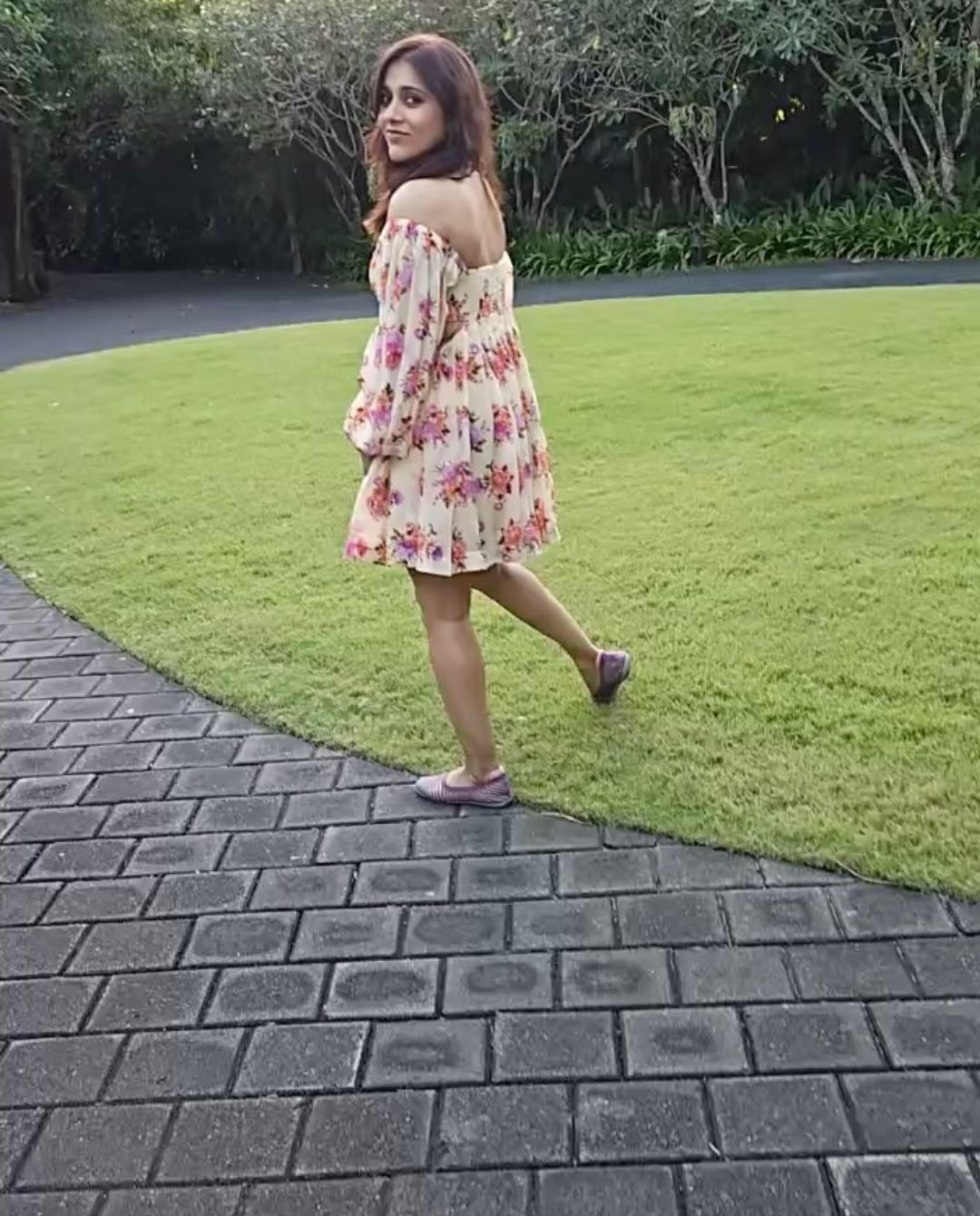 Rashmi Gautam: మ్యాక్సీ డ్రెస్ లో సందడి చేసిన రష్మీ.. ఫోటోలు వైరల్..!