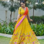 Shobha Shetty : ఎల్లో థీమ్.. కలంకారి లెహంగాలో ఆకట్టుకుంటున్న శోభా శెట్టి..!