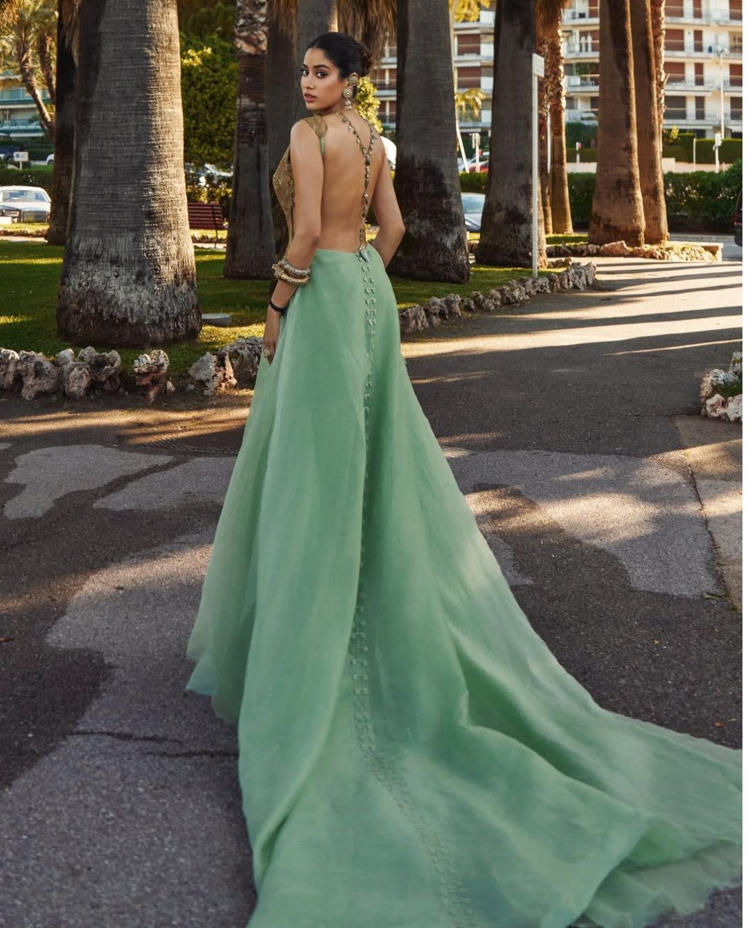 Janhvi Kapoor: బ్యాక్ లెస్ తో చెమటలు పట్టిస్తున్న జాన్వీ.. ప్రపంచం కళ్లన్నీ ఆమె వైపే..!