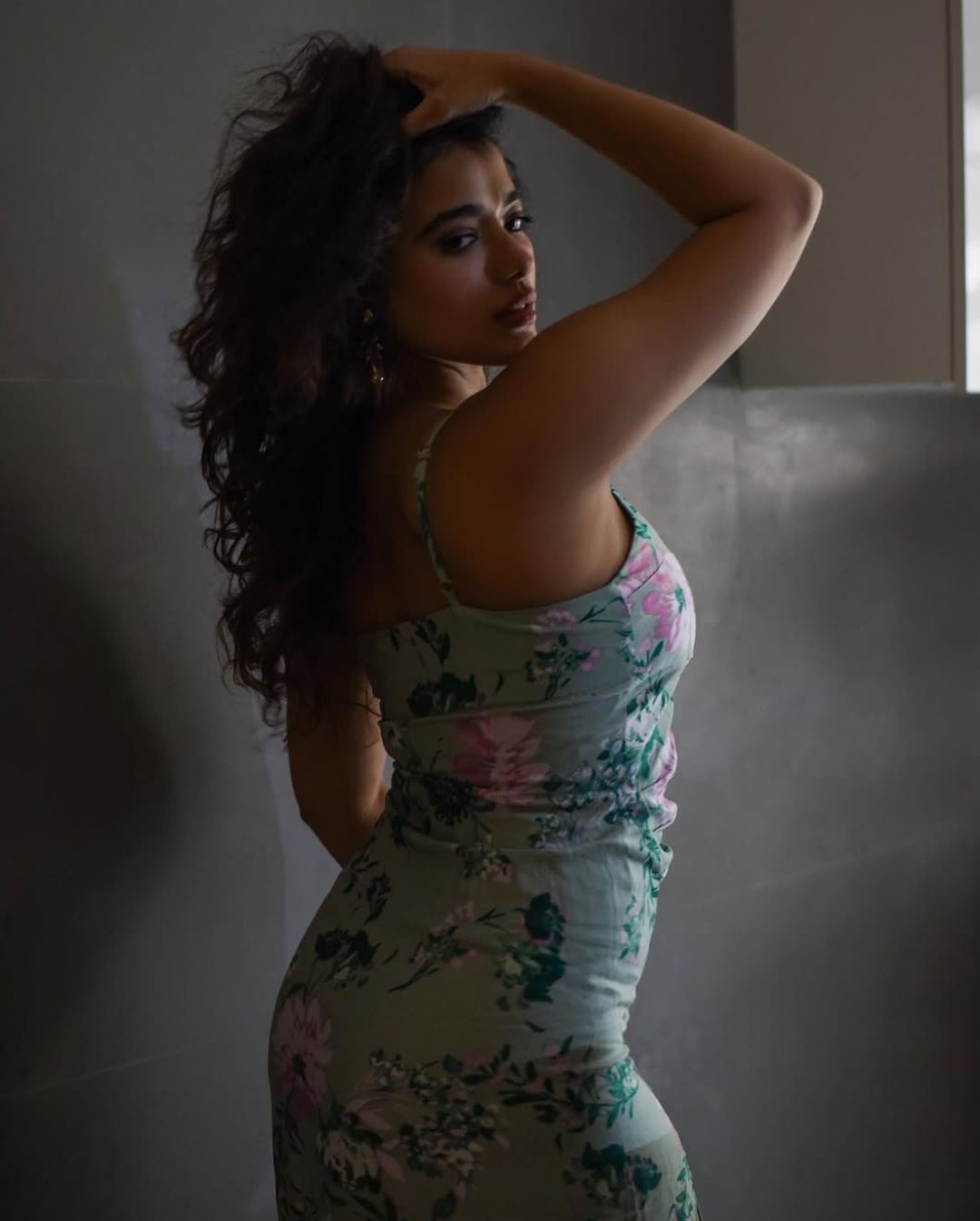 Ketika Sharma: పూల డ్రెస్సులో కేతిక శర్మ.. కవ్వించే చూపులతో ఫోటోలు