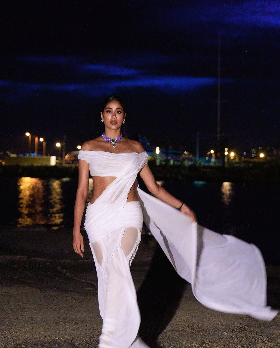 Janhvi Kapoor: వైట్ శారీలో గ్లామర్ విందు వడ్డిస్తున్న జాన్వీ..జాబిలమ్మ కూడా హీటెక్కేలా!