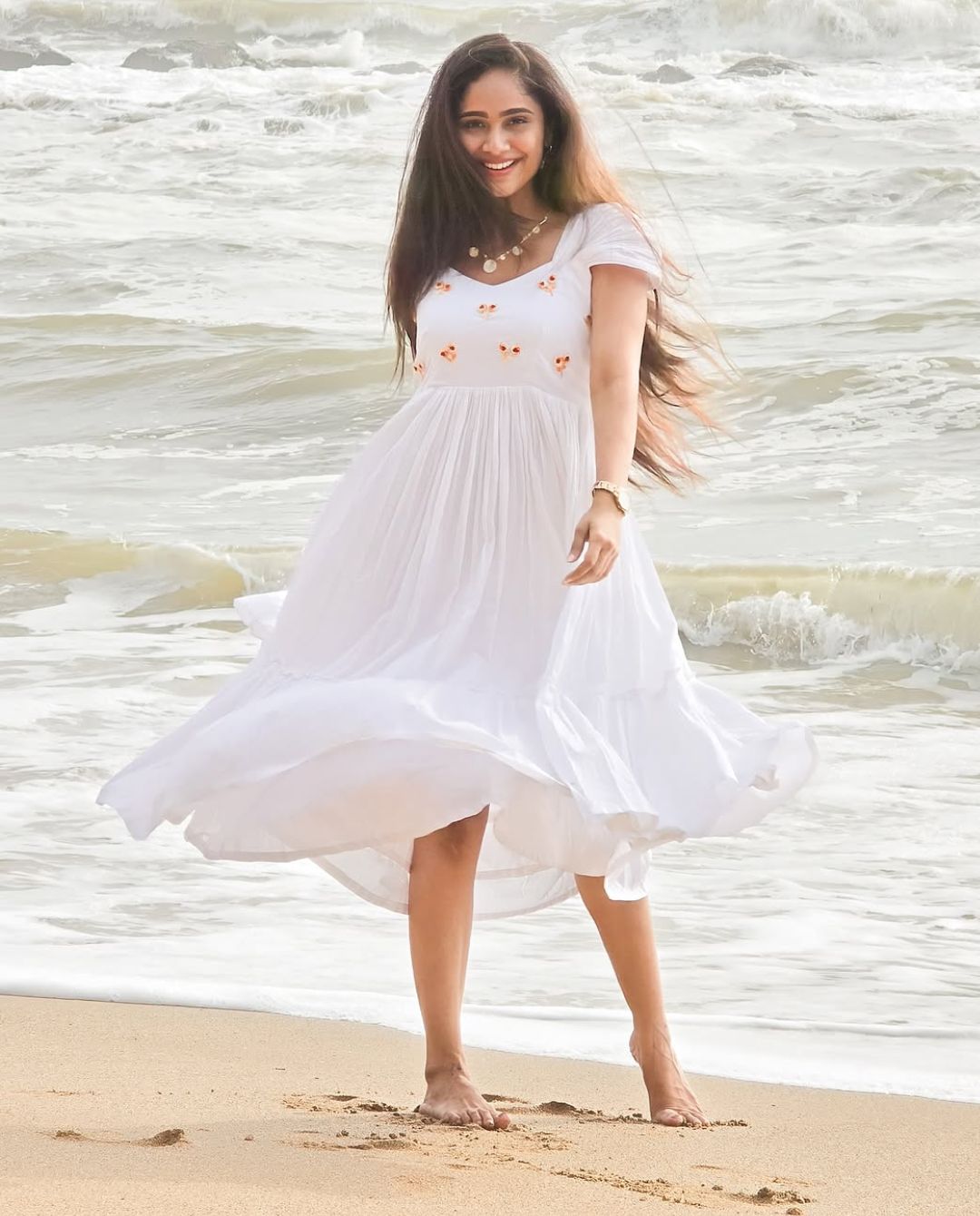 Tejaswini Gowda: సముద్ర తీరాన విహరిస్తున్న తేజస్విని.. ప్రశాంతత కోరుకుంటూ..!