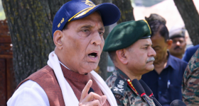 Défense Minister Rajnath: అడుక్కుతినేవాళ్ల చేతిలో అణ్వాయుధాలు.. పాక్ పై రక్షణ మంత్రి రాజ్ నాథ్ ఘాటు వ్యాఖ్యలు