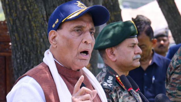 Défense Minister Rajnath: అడుక్కుతినేవాళ్ల చేతిలో అణ్వాయుధాలు.. పాక్ పై రక్షణ మంత్రి రాజ్ నాథ్ ఘాటు వ్యాఖ్యలు