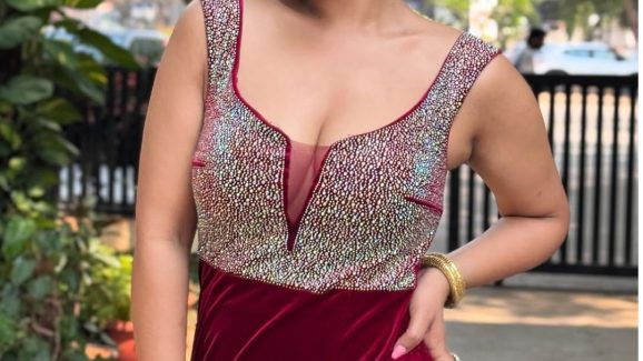 Inaya Sultana: రెడ్ హాట్ అందాలతో కనువిందు చేస్తున్న ఇనయా.. ఫోటోలు వైరల్.!