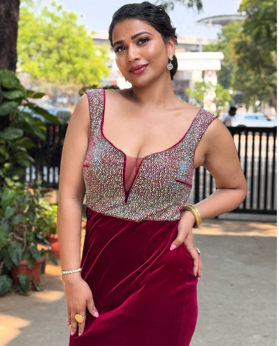 Inaya Sultana: రెడ్ హాట్ అందాలతో కనువిందు చేస్తున్న ఇనయా.. ఫోటోలు వైరల్.!