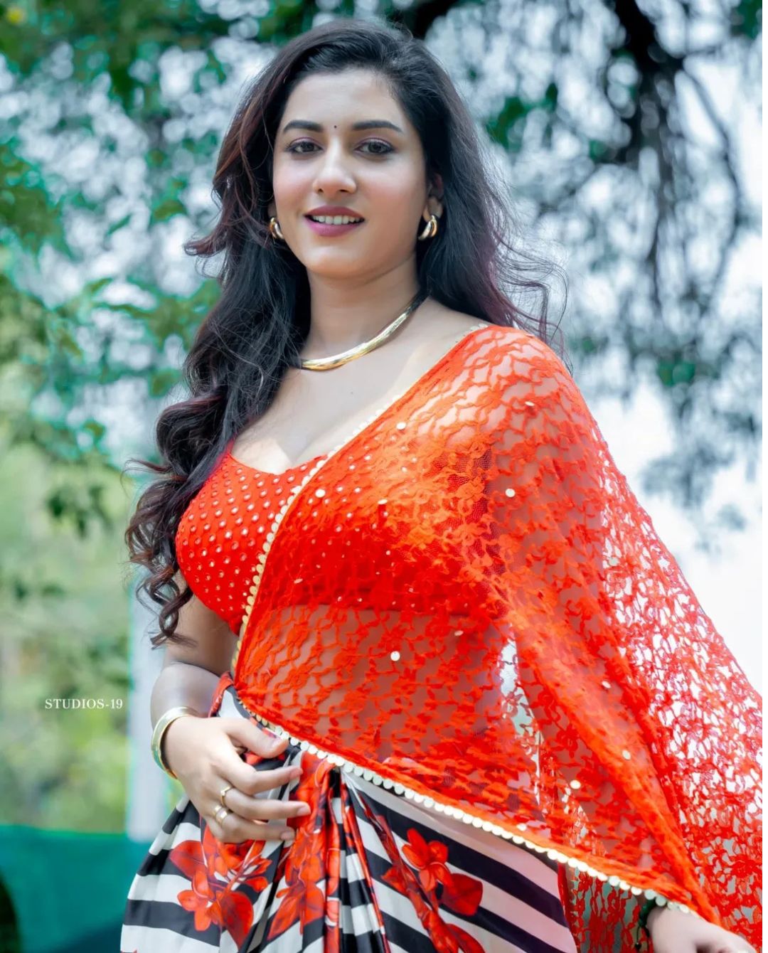 Vishnu Priya: చీరలో కవ్విస్తూ.. కొంగు చాటు అందాలను ఆరబోసిన విష్ణుప్రియ