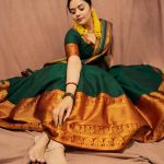 SreeMukhi: పట్టు పరికిణిలో మరింత సాంప్రదాయంగా కనిపిస్తున్న శ్రీముఖి..!