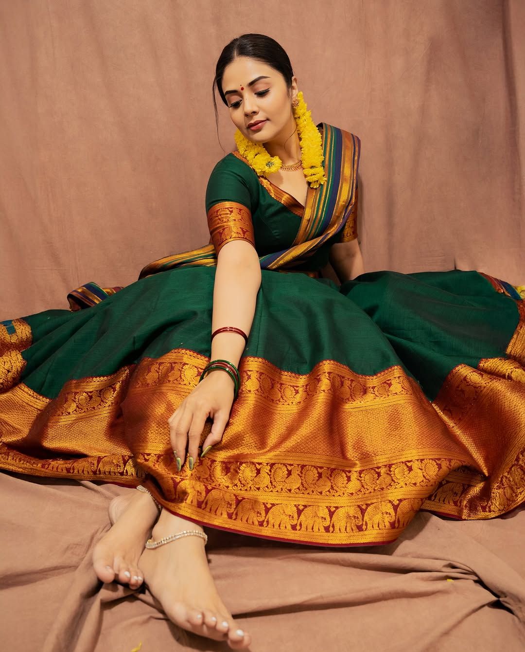 SreeMukhi: పట్టు పరికిణిలో మరింత సాంప్రదాయంగా కనిపిస్తున్న శ్రీముఖి..!