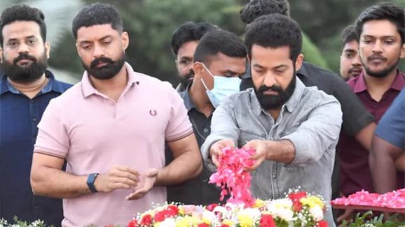 Sr.NTR: ఎన్టీఆర్‌ ఘాట్‌ వద్ద నివాళులర్పించిన జూనియర్ ఎన్టీఆర్ , కల్యాణ్ రామ్.. ఫోటోలు వైరల్!
