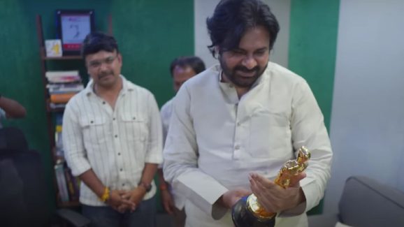 Pawan Kalyan : పవన్ కళ్యాణ్ చేతిలో ఆస్కార్ అవార్డ్… ఫ్యాన్స్ ఇదే సరిపెట్టుకోవాలి ఇక..!