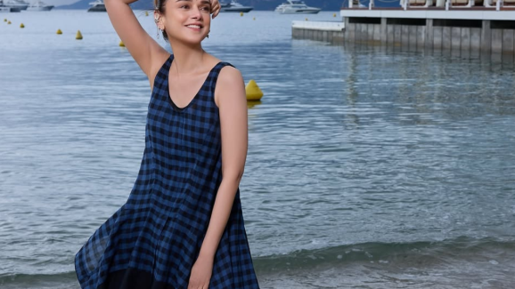 Aditi Rao Hydari : సముద్ర అలల మధ్య వయ్యారాలతో పిచ్చెక్కిస్తున్న అదితి..