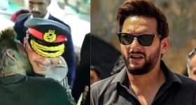 Shahid Afridi : ఆర్మీ అధికారికి అఫ్రిది ముద్దులు... వాడో హిజ్రా అంటూ ట్రోలింగ్