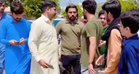 Babar Azam : బాబర్ నోటి దూల... నడిరోడ్డుపై ఫ్యాన్స్ ను చితకబాదాడు