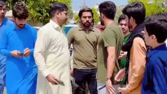Babar Azam : బాబర్ నోటి దూల… నడిరోడ్డుపై ఫ్యాన్స్ ను చితకబాదాడు