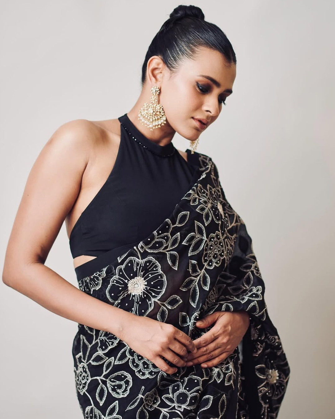 Hebah Patel : బ్లాక్ శారీలో వయ్యారాలు వలకబోస్తున్న హెబ్బా.. కుందనపు బొమ్మే..