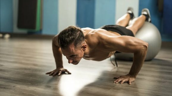Workout: పర్ఫెక్ట్ బాడీ కోసం జిమ్‌లో తెగ వర్కౌట్స్ చేస్తున్నారా? కండలు పెరడం కూడా ప్రమాదరకమని తెలుసా?