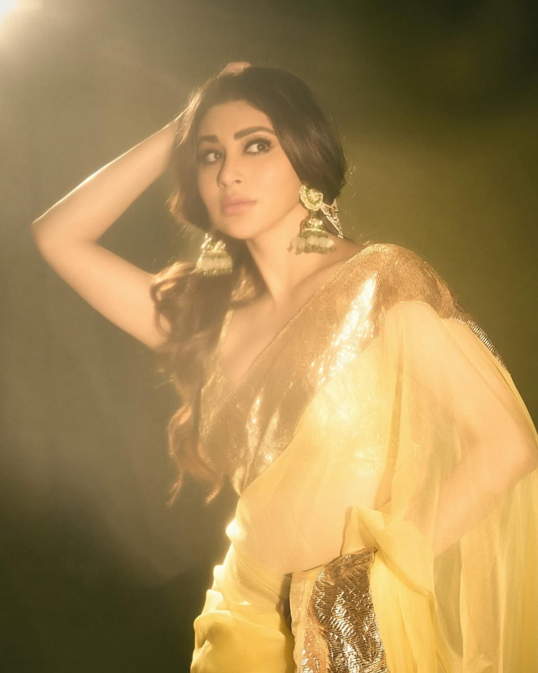 Mouni Roy : బంగారు తీగలా మెరిసిపోతున్న నాగిని బ్యూటీ.. రెండు కళ్లు సరిపోవు సుమీ..