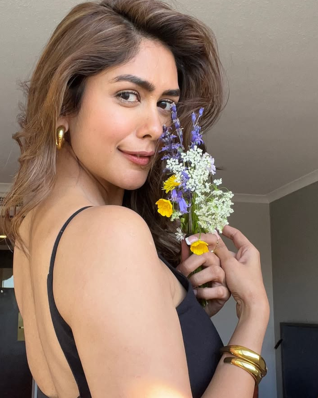 Mrunal Thakur : వావ్.. మృణాల్ ఠాకూర్ సూపర్బ్.. బ్లాక్ డ్రెస్ లో సో క్యూట్..