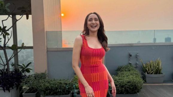 Pragya Jaiswal: నడుమొంపుల నయాగరా.. సూర్యున్ని బందిస్తూ చిక్కిన చిన్నది..
