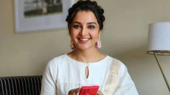Manju Warrior: రైలు కింద పడి ఆత్మహత్య.. కొద్దిలో మిస్..