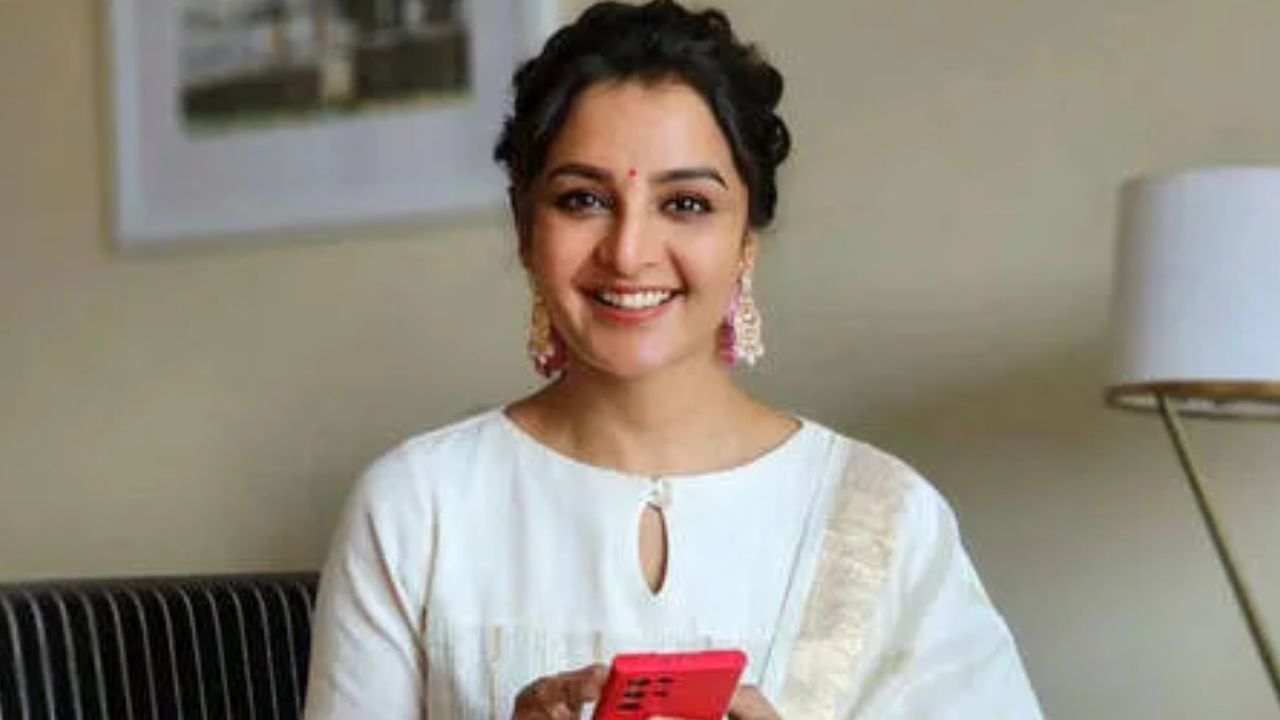 Manju Warrior: రైలు కింద పడి ఆత్మహత్య.. కొద్దిలో మిస్..