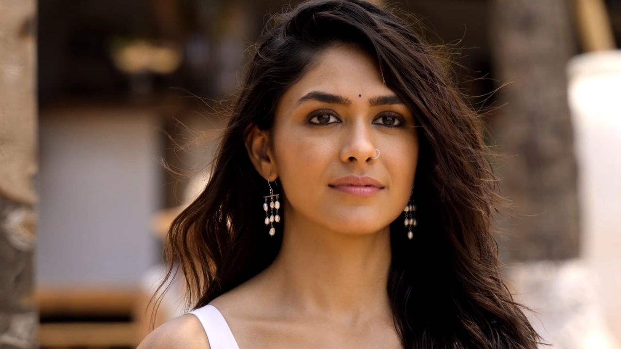 Mrunal Thakur: రెండు పడవల మీద ప్రయాణం.. సేఫ్ అయితే ఓకే.. లేదంటే ?
