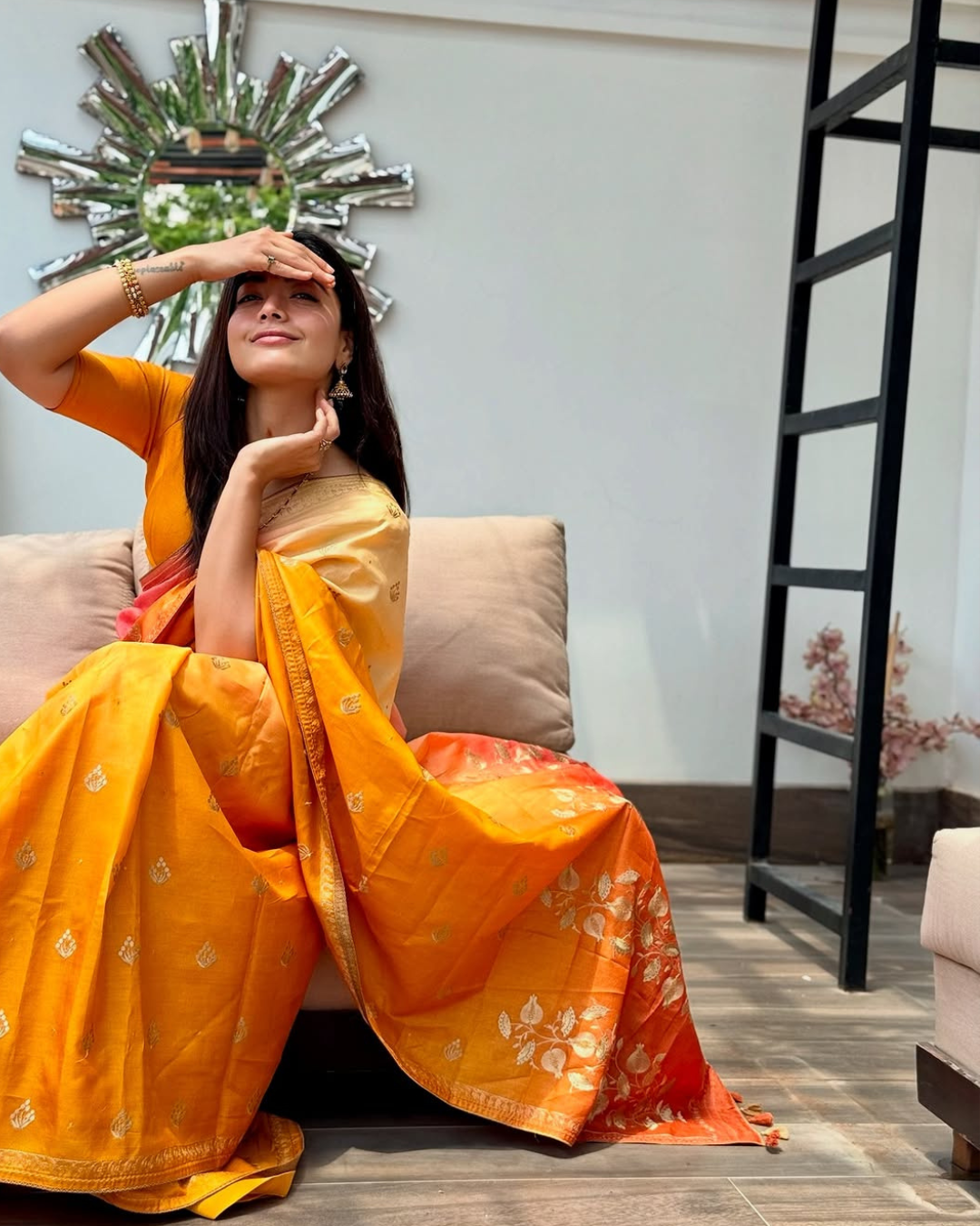 Rashmika Mandanna : ఆరేంజ్ కలర్ శారీలో క్యూట్ పోజులతో కట్టిపడేస్తున్న నేషనల్ క్రష్.. వారెవ్వా..