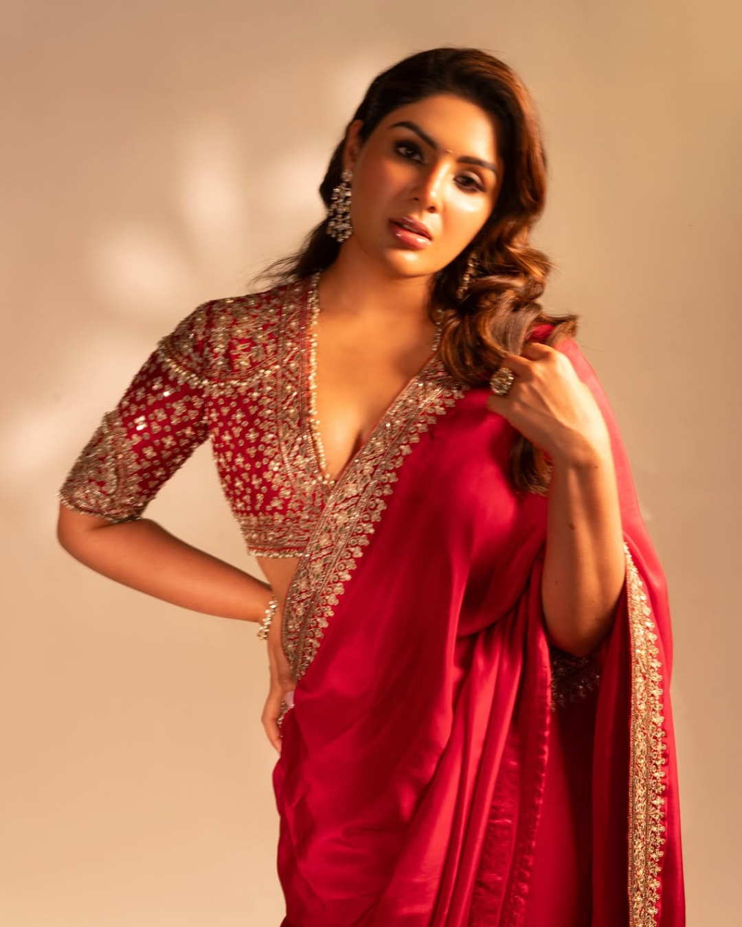 Samyuktha Menon: రెడ్ శారీలో సంయుక్త సొగసు చూడతరమా.. కుర్రాళ్ళు తట్టుకోవడం కష్టమే..