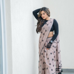 Sravanthi Chokarapu : చీరలో చెమటలు పట్టిస్తున్న స్రవంతి.. బాబోయ్ కష్టమే..