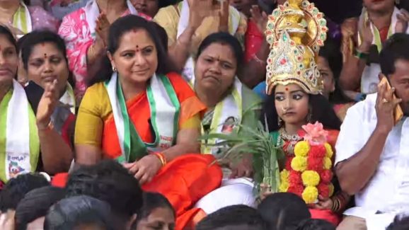 Kavitha Maha Dharna: మహా ధర్నాలో కవిత.. దూరంగా బీఆర్ఎస్ శ్రేణులు