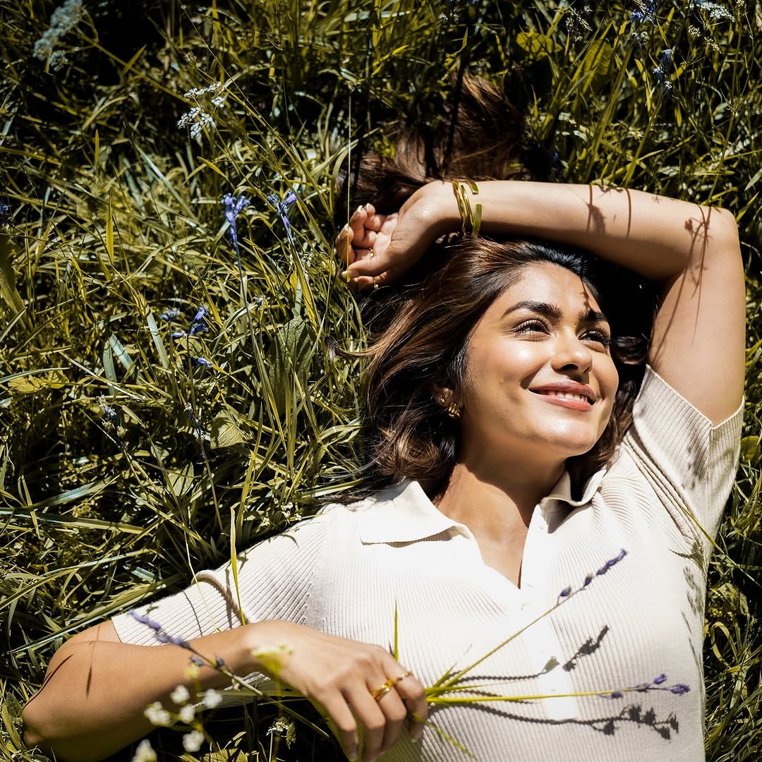 Actress Mrunal Thakur Photo Gallery