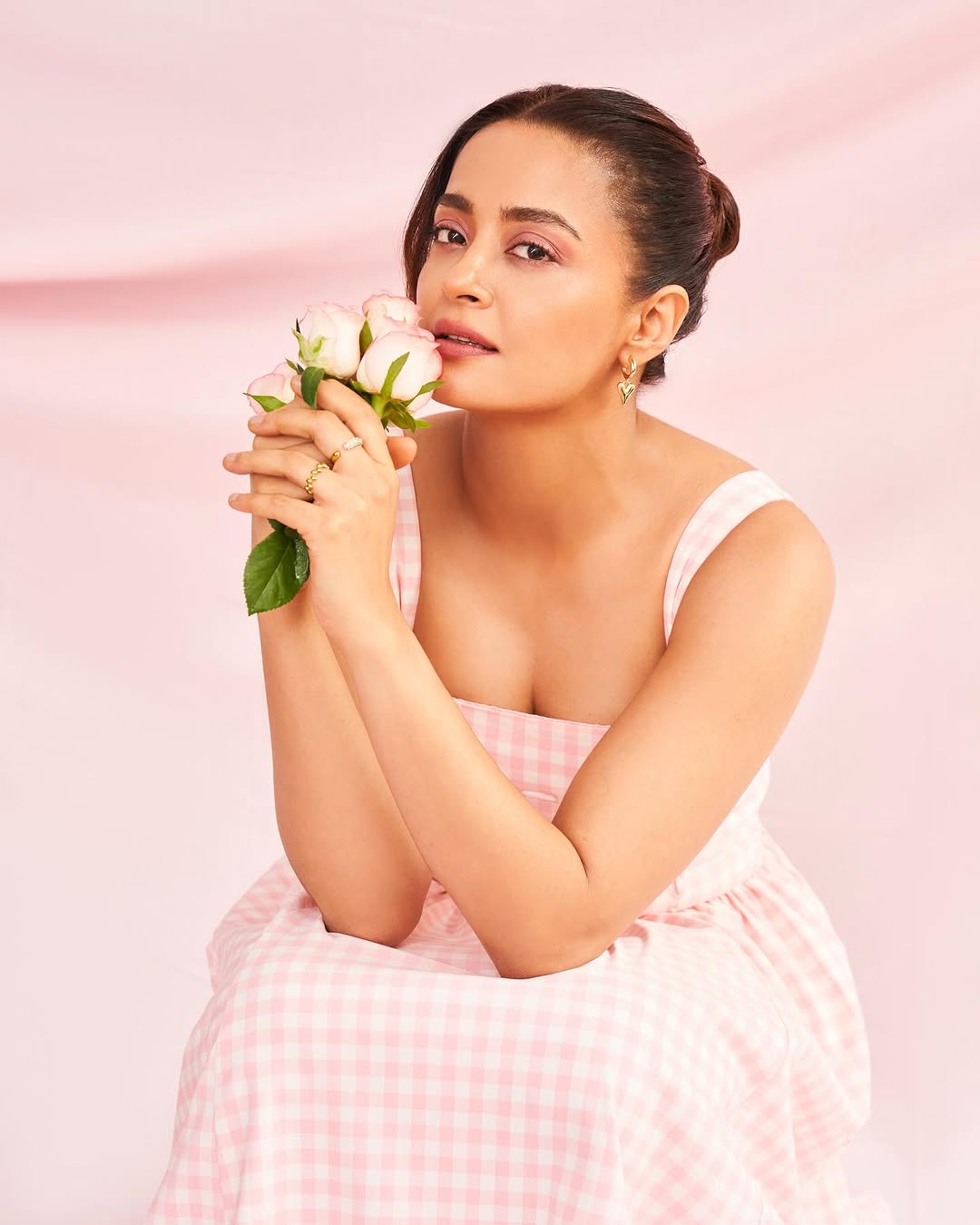 Actress Surveen Chawla Photo Gallery