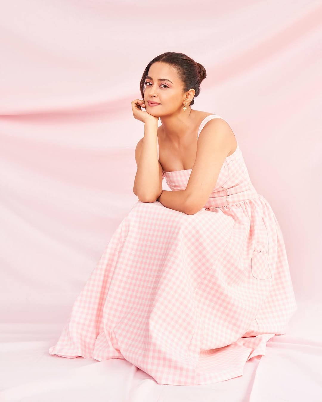 Actress Surveen Chawla Photo Gallery