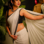 Ariana Glory : తెల్ల చీరలో.. కొప్పున గులాబీలతో అరియానా అదిరిపోయే స్టిల్స్.. కేక పుట్టిస్తుంది మామా..