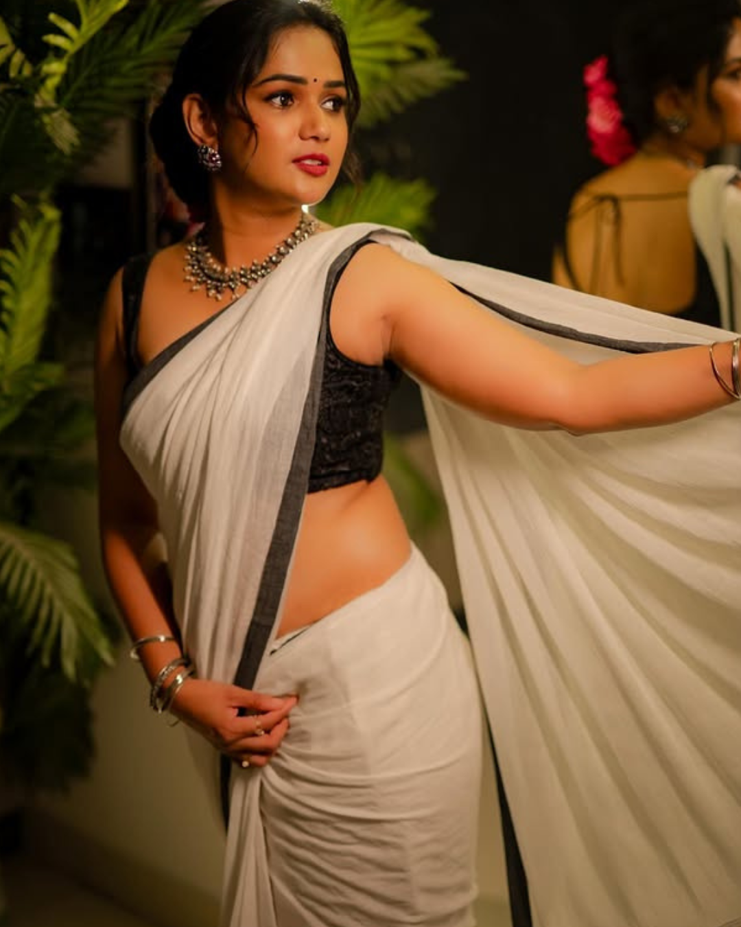 Ariana Glory : తెల్ల చీరలో.. కొప్పున గులాబీలతో అరియానా అదిరిపోయే స్టిల్స్.. కేక పుట్టిస్తుంది మామా..